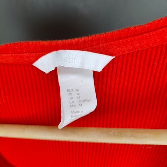 H&M Y2K Ribbed Texture Cold Shoulder Top - Picture 7 of 8